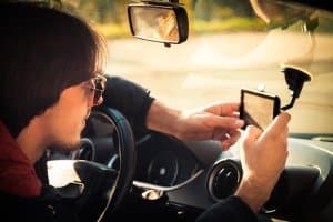 Ein von Garmin hergestelltes Auto-Navi kann die Test-Fahrt nicht nur navigieren, sondern auch sicherer machen.