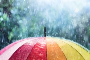 Wollen Sie Ihren Pkw vor Regen schützen, sollten Sie eine wasserdichte Auto-Halbgarage kaufen.