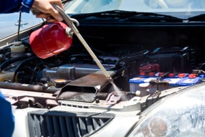 Wollen Sie Ihren Motorraum gründlich reinigen, sollten Sie einen Kaltreiniger kaufen.