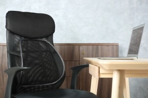 Rückenschmerzen nach langem Sitzen? Dann wird es Zeit, eine Lordosenstütze zu kaufen!