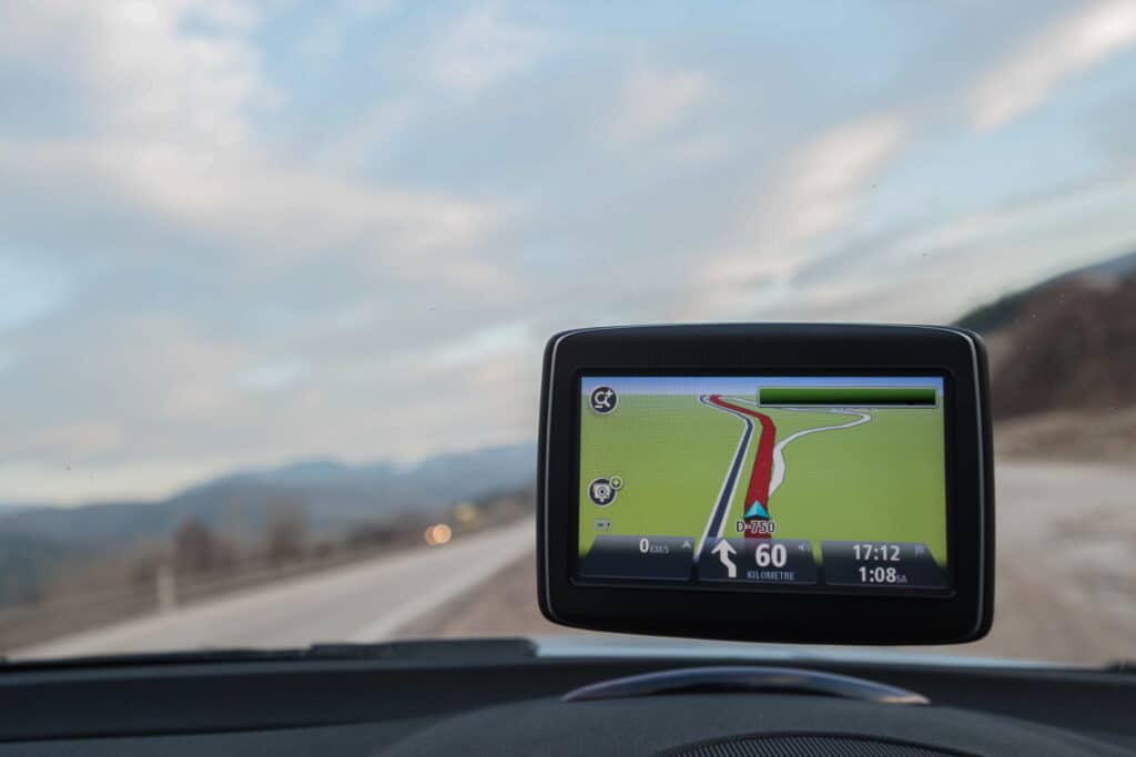 Die Kfz-Halterung für das Smartphone: Der Test zeigt, wie damit das Telefon problemlos als Navi benutzt werden kann.